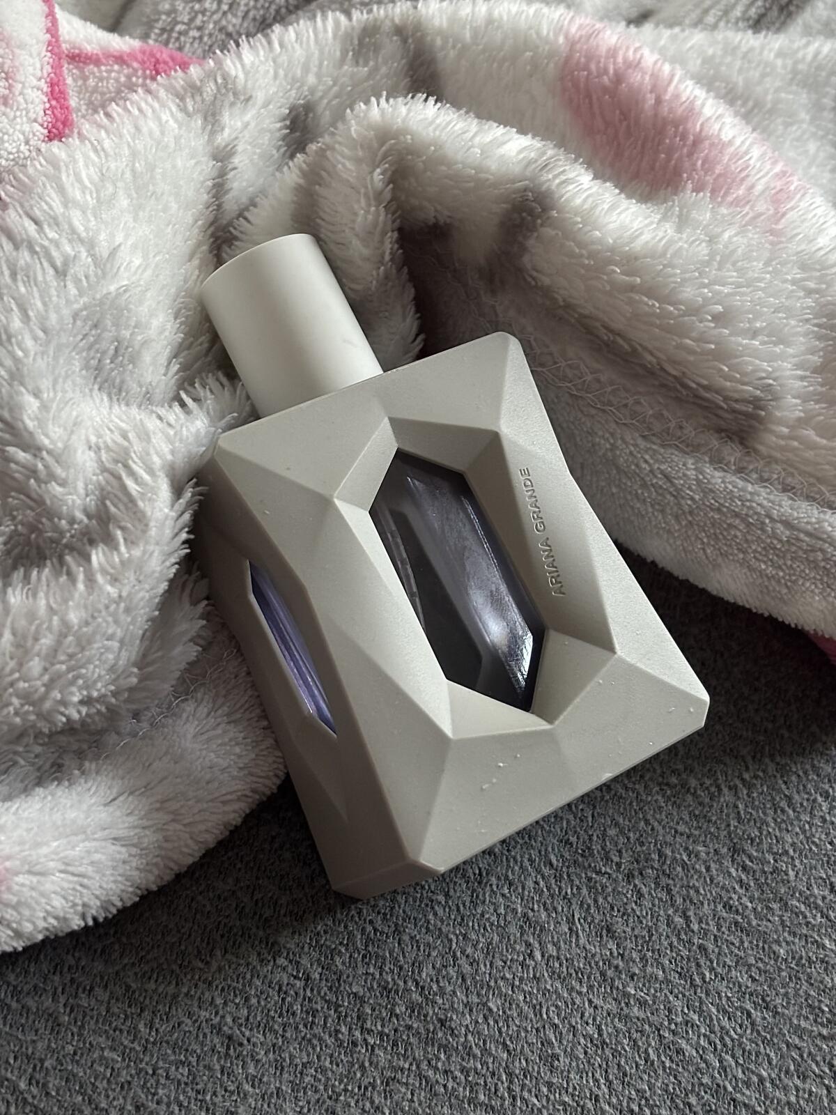 Perfume Ariana Grande God is a Woman